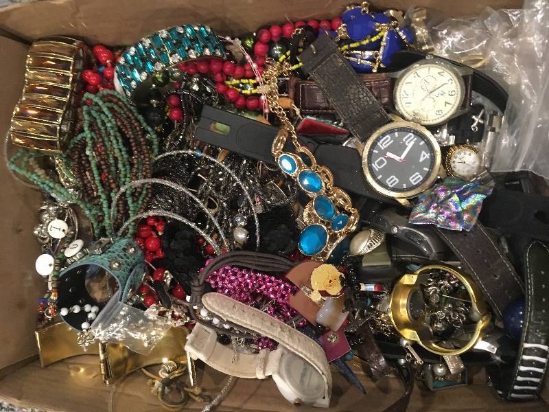 lot 383 image: Jewelry - Repairables - Crafts