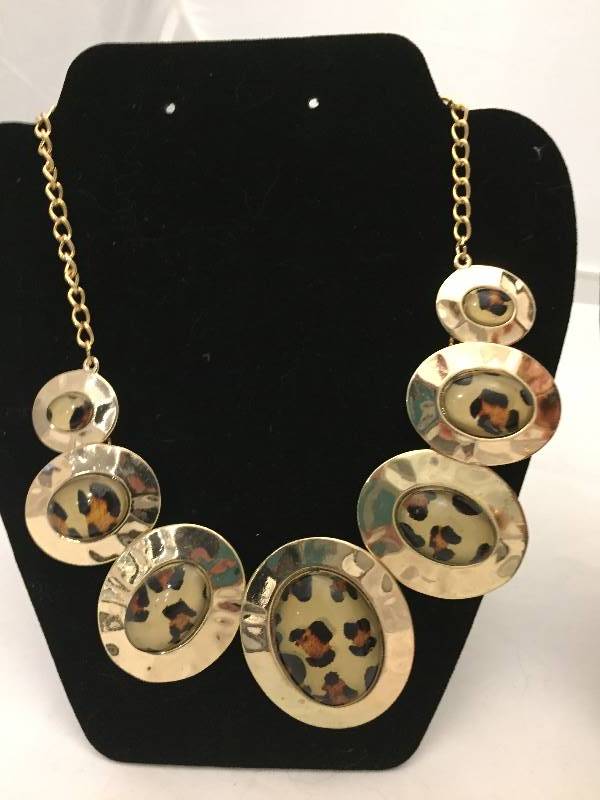 lot 367 image: Necklaces - Statement