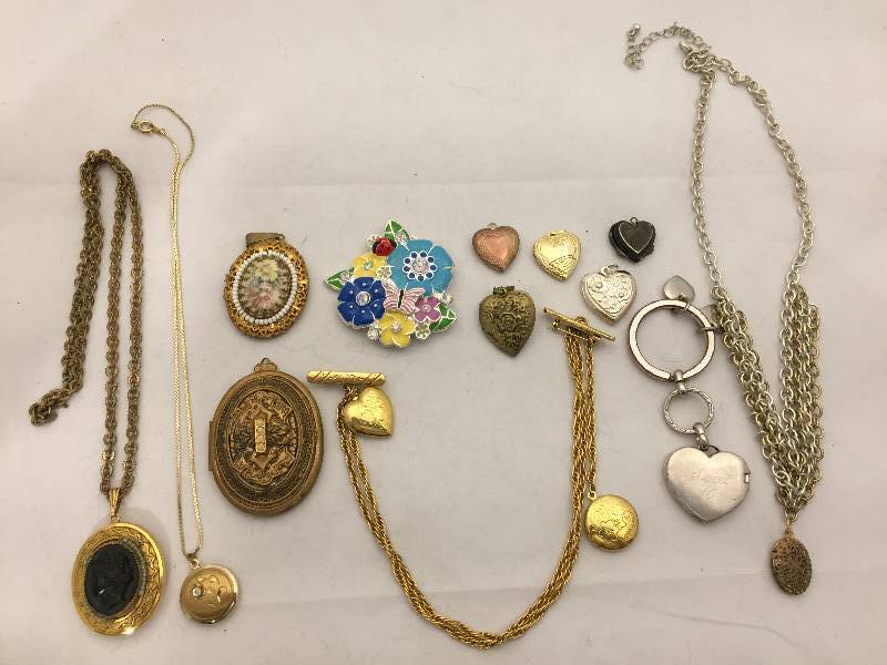 lot 364 image: Necklaces & Pendants - Lockets