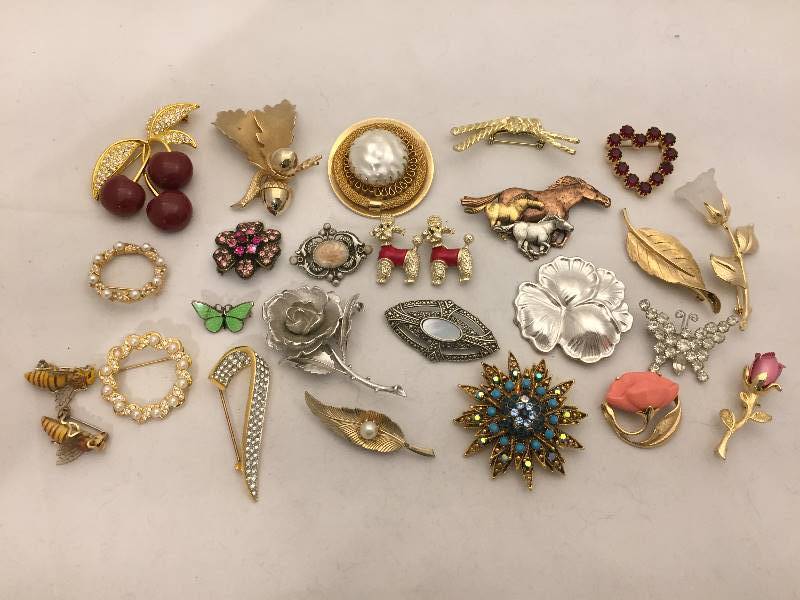 lot 365 image: Brooches - Vintage