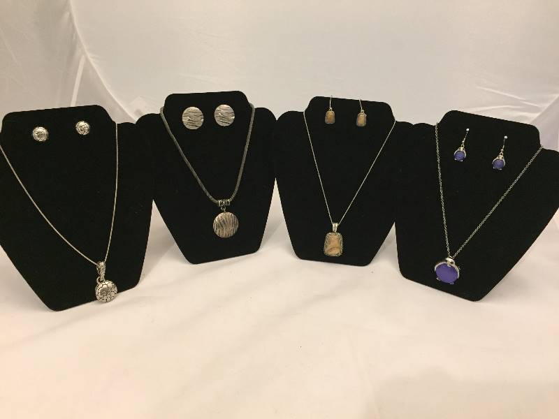 lot 386 image: Jewelry Sets - Necklaces & Earrings
