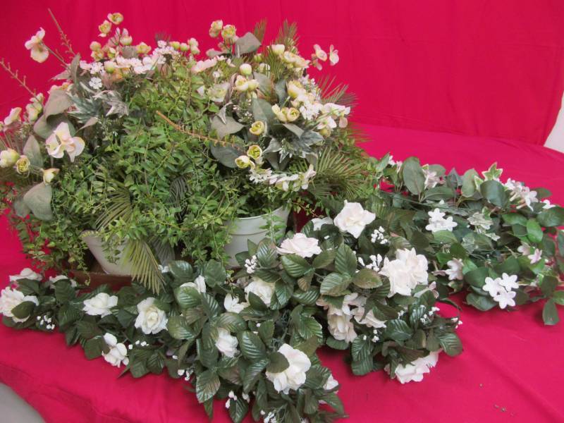 4 One Gallon Flower Pots wArrangements