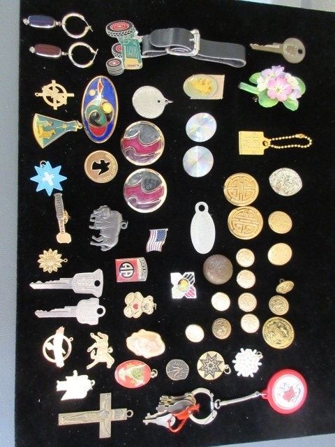 COLLECTIBLE BUTTONS, PINS, KEYCHAINS & MORE