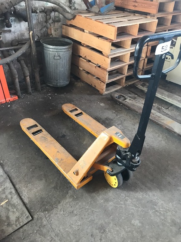 Short pallet jack