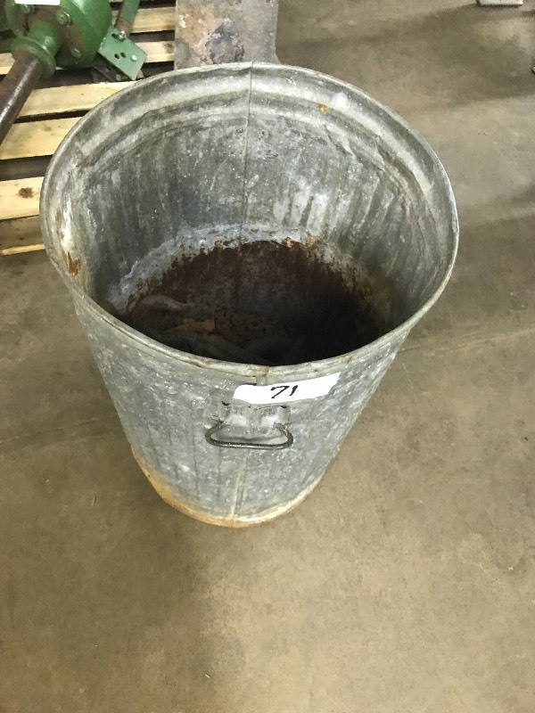 Metal trashcan with pulleys