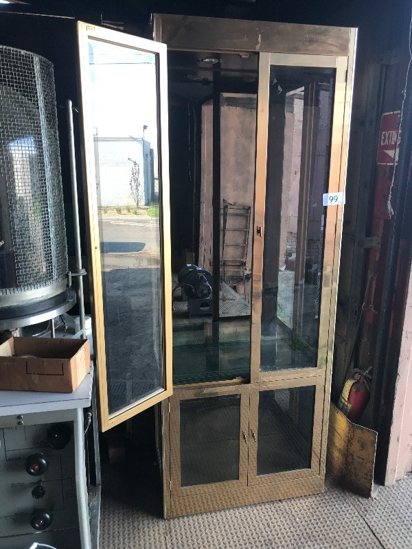 Lighted display hutch