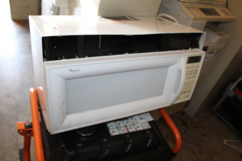 lot 209 image: Whirpool Turntable Microwave Oven