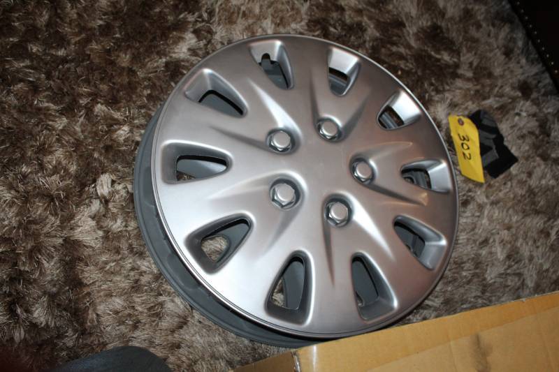 lot 237 image: Lot of (4) Hubcaps