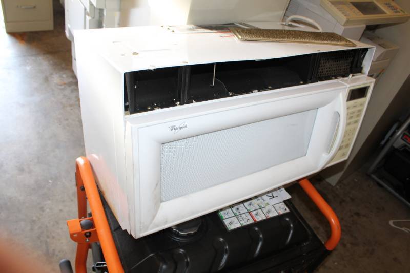 lot 207 image: Whirpool Turntable Microwave Oven