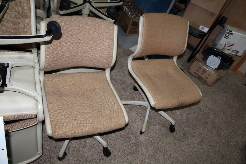 lot 258 image: Lot of (5) Rolling Office Chairs