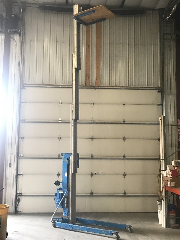 lot 2 image: Genie PSLA-20 Material Lift