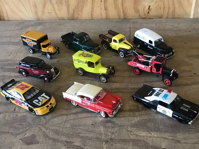 lot 31 image: Lot Of Collectible Cars