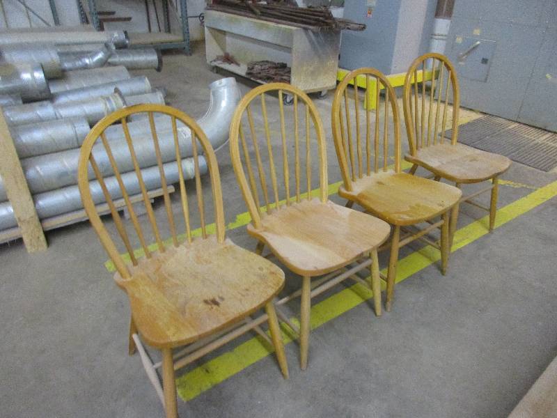 lot 6 image: 4 Matching Chairs
