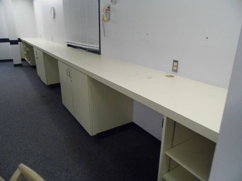 lot 3 image: Cabinets - Counter