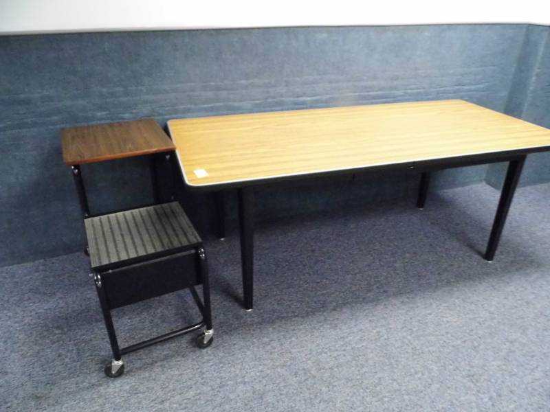lot 9 image: Table - rolling Desk