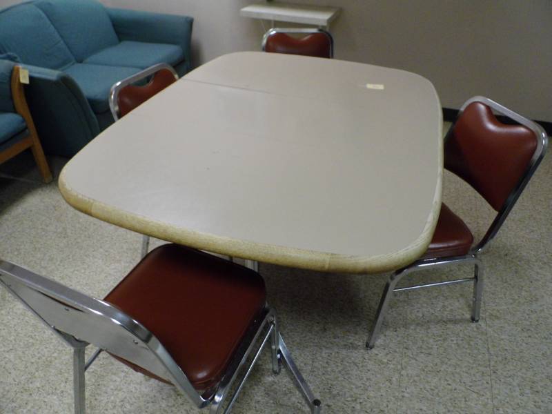 lot 12 image: Table w 4 Chairs