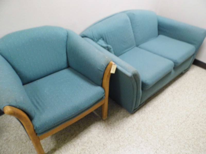 lot 13 image: Loveseat - Chair