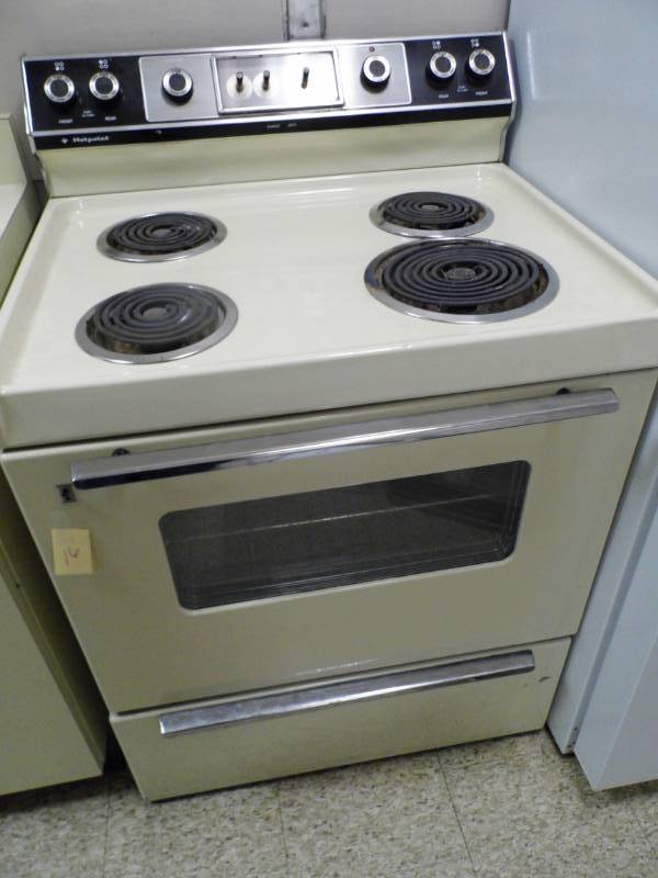 lot 16 image: Hotpoint Stove