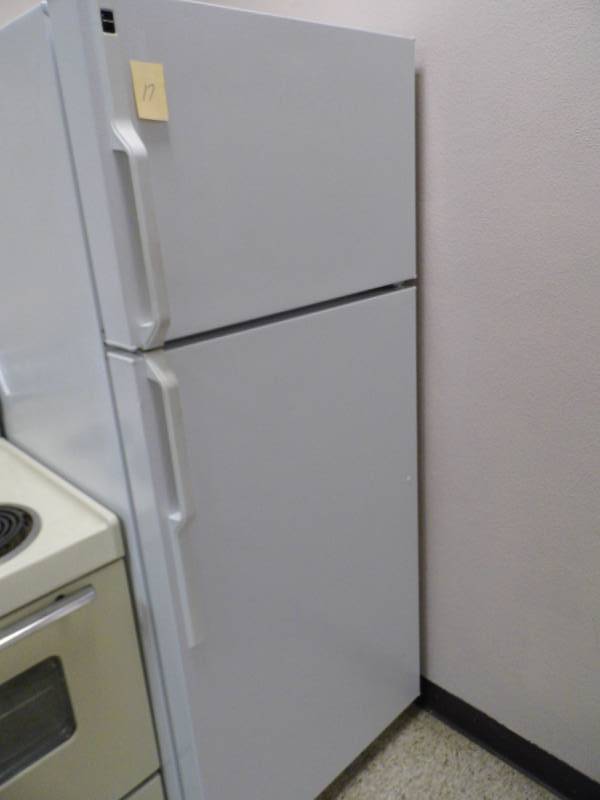 lot 17 image: Hotpoint Fridge