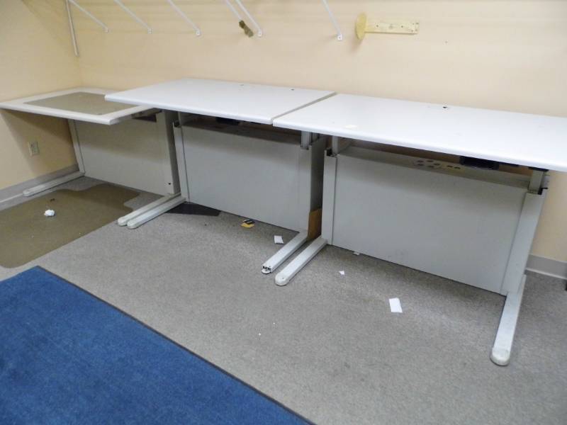 lot 21 image: Lot of 3 DesksTables