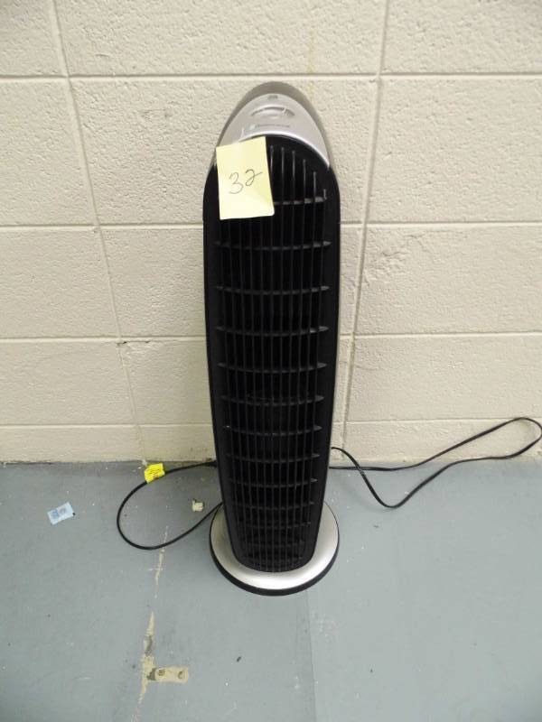 lot 32 image: Honeywell Fan