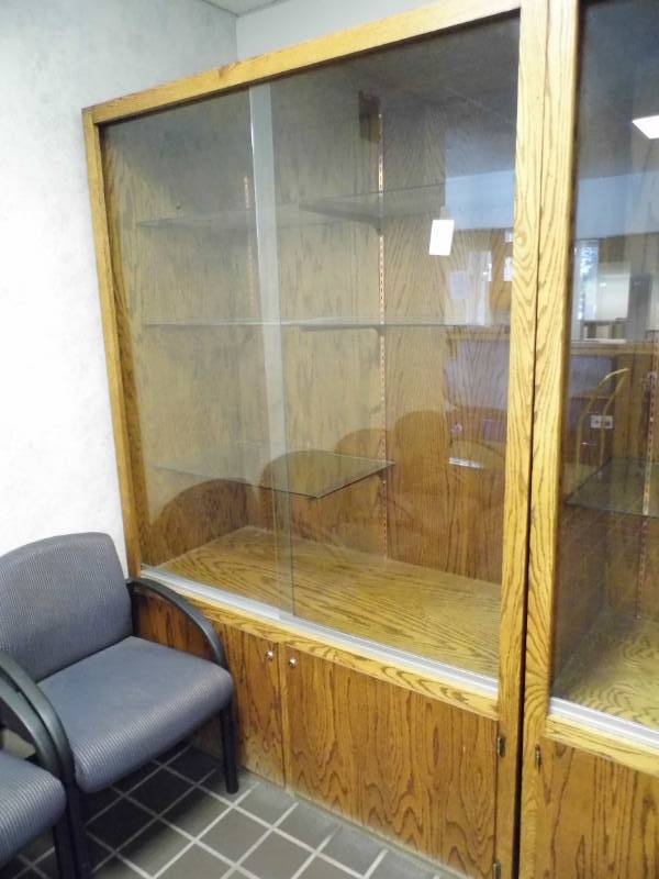 lot 45 image: Cabinet w Glass Doors