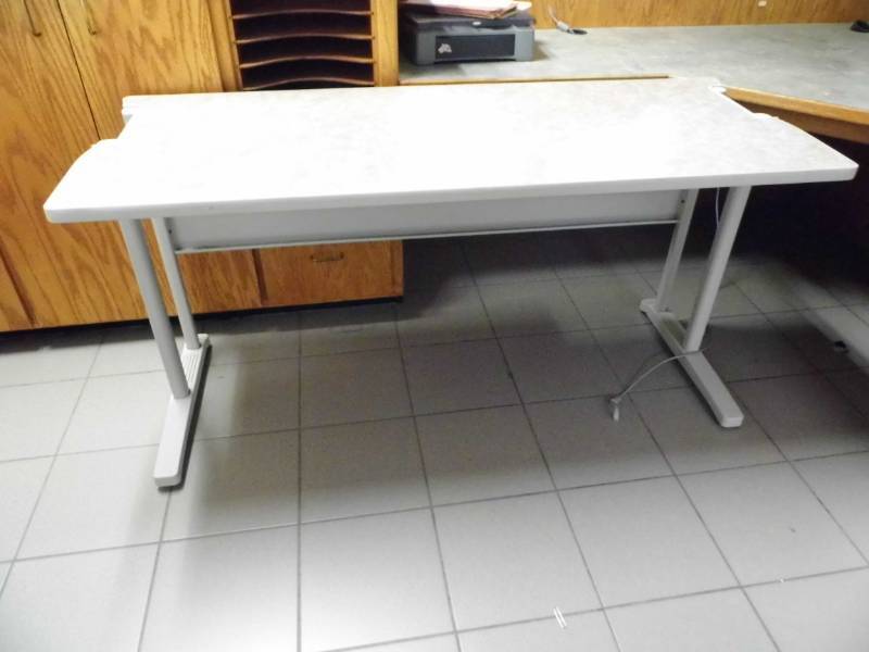 lot 47 image: Desk