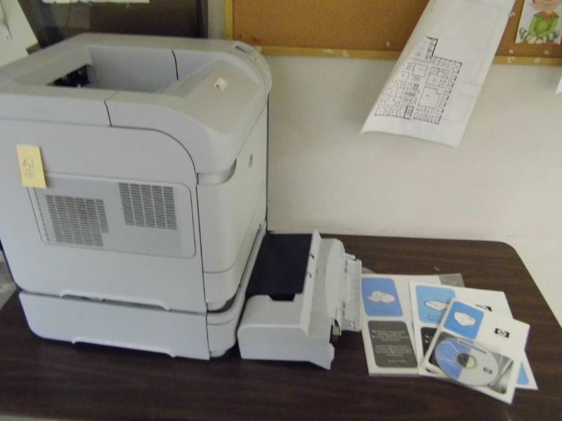 lot 51 image: HP Printer w table and Chair