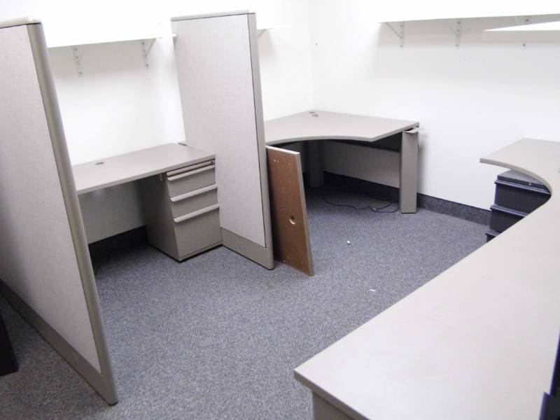 lot 52 image: Office Furniture - Desk - File Cabinet