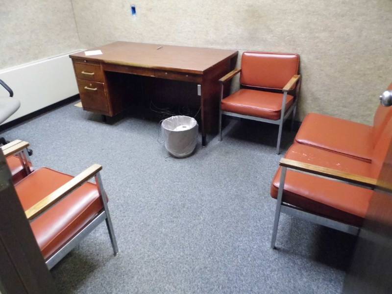 lot 70 image: Desck w Chairs