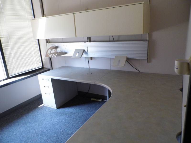 lot 71 image: Desck wHanging Cabinets