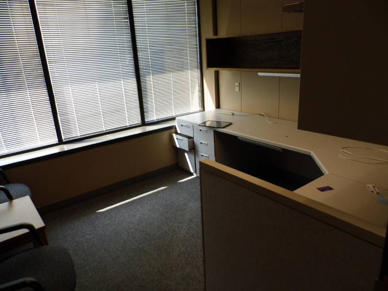 lot 72 image: Desk w Hanging Cabinets - File Cabinet