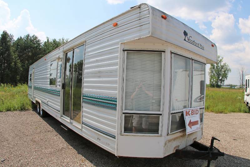 lot 0002 image: 1994 Woodland 1000 Series 40 Park Trailer