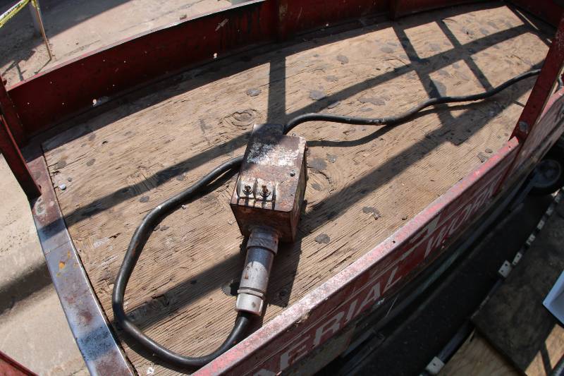 lot 0013 image: Motorized Electric WarehousePaintingRepair Lift