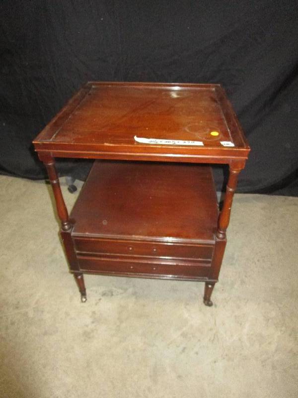 lot 6 image: Table, 20 12 X 20 12 X 27