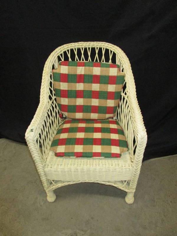 lot 11 image: Cream Wicker Chair