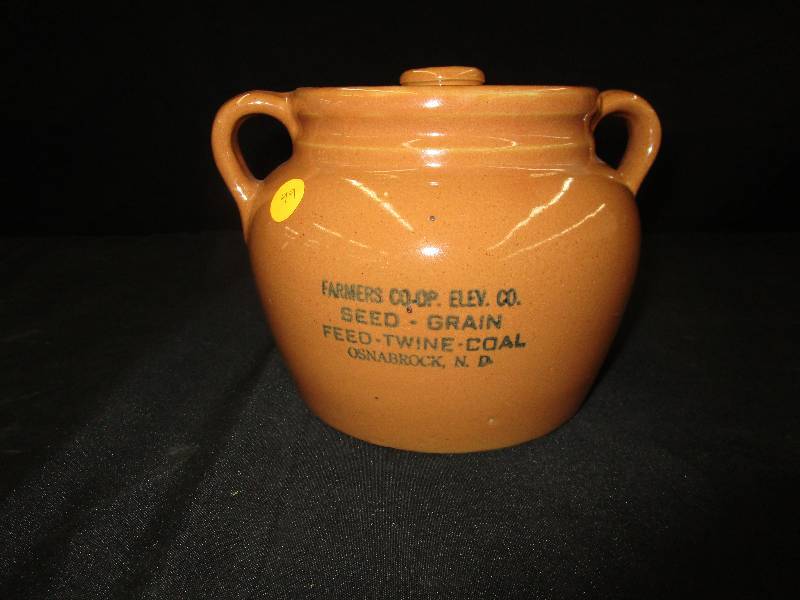 lot 49 image: Farmers Coop Bean Pot