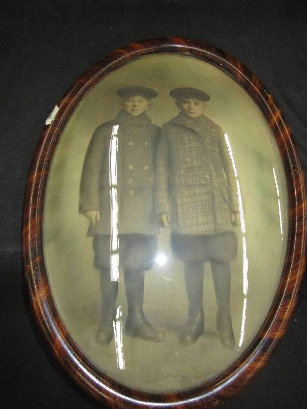 lot 53 image: Antqiue Oval Framed Picture