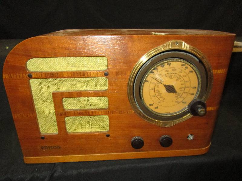 lot 58 image: Philco Antique Radio, Missing a nob, In good condition just needs a new wire