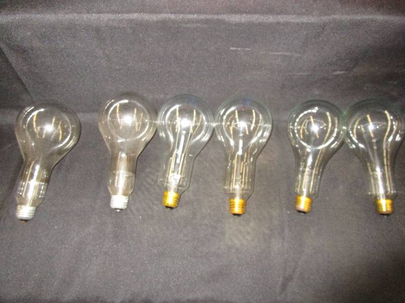 lot 84 image: 7 300 W Lights (1 Not Shown In Picture)