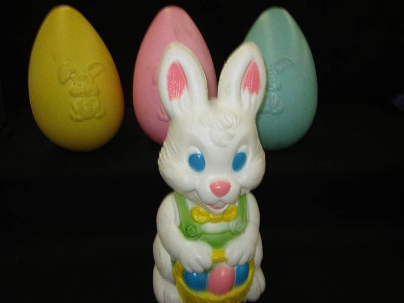 lot 115 image: 3 Large Easter Eggs and a Large Bunny