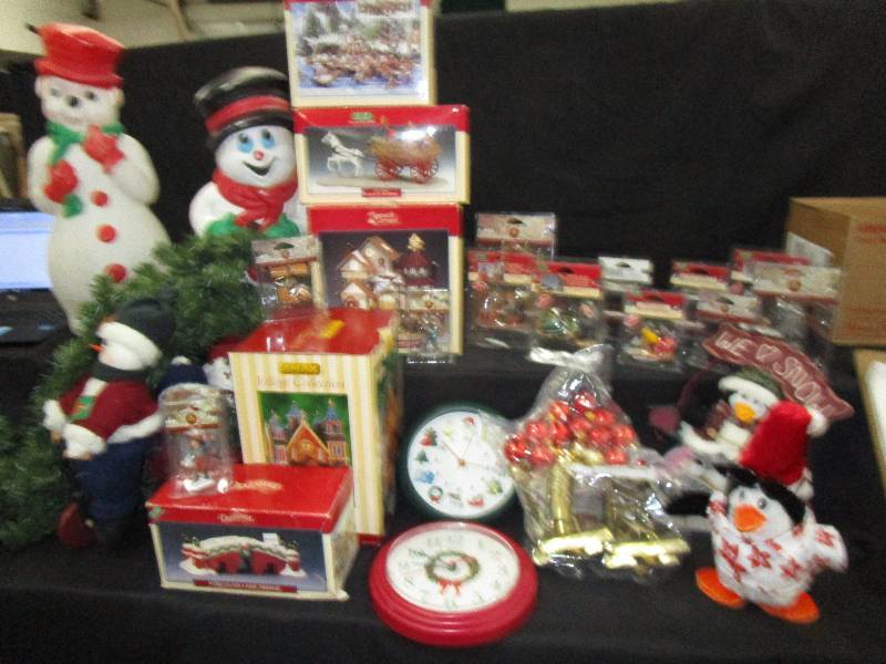 lot 117 image: Lots of Christmas Stuff