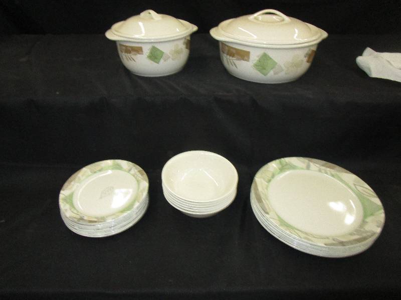 lot 121 image: Dish Set and 2 Pots
