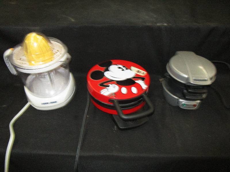 lot 124 image: Black and Decker Juicer, Micky Mouse Waffle Maker, Breakfast Sandwich Maker