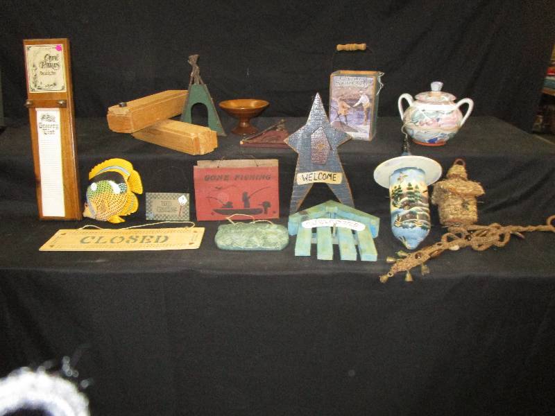 lot 148 image: Welcome Signs, openclosed sign, bird feeder, jar, ect..