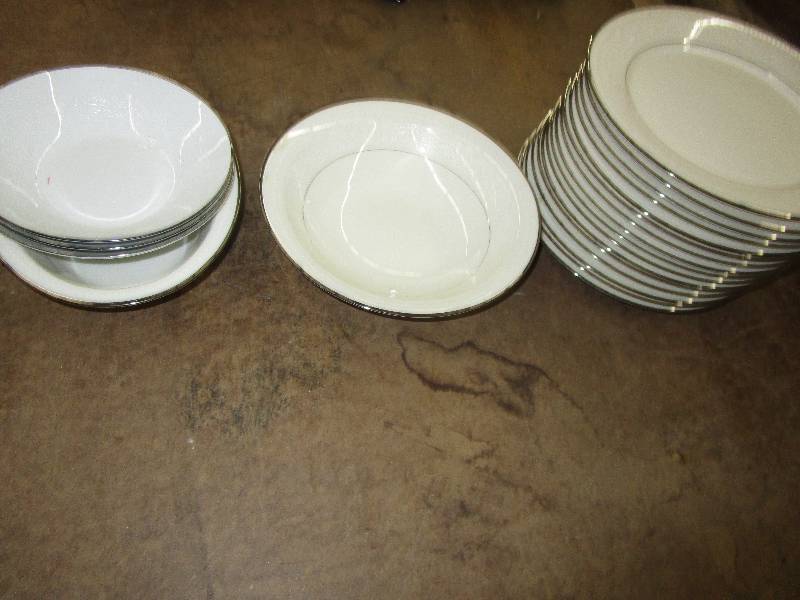 lot 161 image: 16 Plates and 5 Bowls