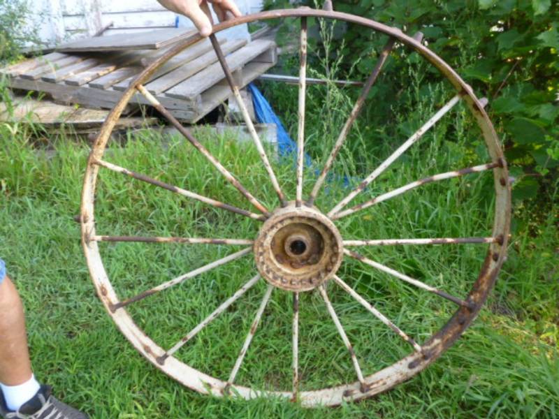 lot 4 image: Antique Steel Wheel
