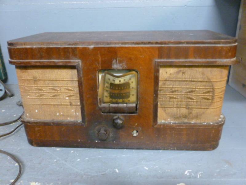 lot 28 image: Vintage Radio
