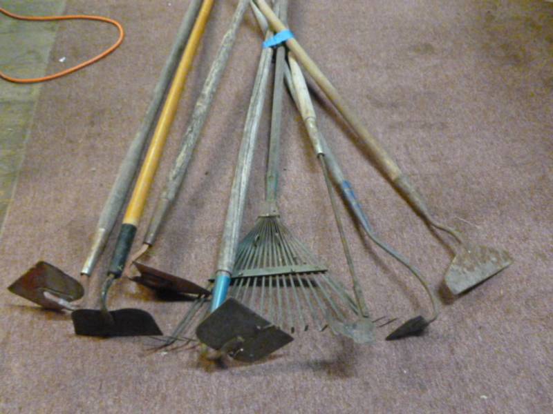 lot 30 image: Garden Tools