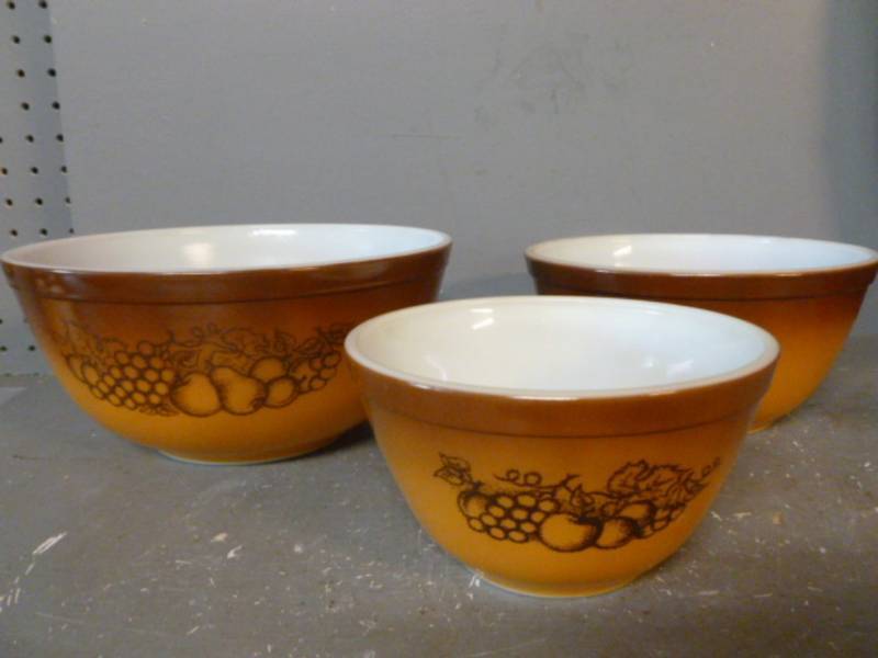 lot 56 image: Vintage Pyrex Bowl Set